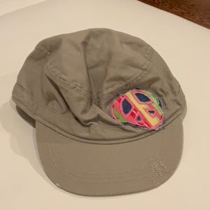 💰🚨CLEARANCE 🚨💰
Hat with a peace sign patch.